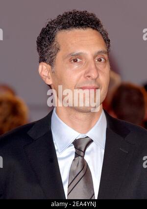 Le réalisateur américain John Turturro assiste à la projection de son dernier film, « Romance & cigarette », au 62e Festival du film de Venise, à Venise, en Italie, le 6 septembre 2005. Photo de Lionel Hahn/ABACAPRESS.COM Banque D'Images