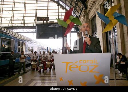 Louis Gallois, PDG de la SNCF, lors du lancement officiel des nouveaux trains "Teoz" à Bordeaux, dans le sud-ouest de la France, le 4 septembre 2005. Le « Teoz » remplacera les vieux trains TER et Corail et desservira une dizaine de grandes villes de France. Ils disposent d''une salle de jeux pour enfants, d''un espace multimédia, d''un espace de détente et d''un hangar à vélos. Photo de Patrick Bernard/ABACAPRESS.COM. Banque D'Images