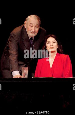 L'actrice française Anouck Aimee et l'acteur français Philippe Noiret sur scène pour "lettres d'amour" réalisé par l'actrice française Sandrine Dumas au 'thatre de la Madeleine' à Paris le 5 septembre 2005.photo de Bruno Klein/ABACAPRESS.COM Banque D'Images