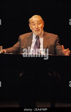 L'actrice française Anouck Aimee et l'acteur français Philippe Noiret sur scène dans la pièce "lettres d'amour" réalisée par Sandrine Dumas au théâtre de la Madeleine à Paris le 5 septembre 2005. Photo de Bruno Klein/ABACAPRESS.COM. Banque D'Images