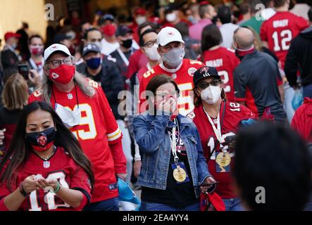 Tampa, États-Unis. 07e février 2021. Les fans entrent dans le stade avant le début du Super Bowl LV au stade Raymond James à Tampa, en Floride, le dimanche 7 février 2021. Photo de Kevin Dietsch/UPI crédit: UPI/Alay Live News Banque D'Images