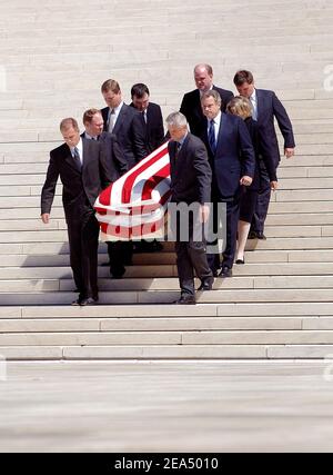 Le dossier avec les restes de Rehnquist, le 16e juge en chef de la nation est en repos à la Cour suprême le mercredi 7 2005 septembre à Washington DC.Rehnquist sera enterré le même jour dans le cimetière national d'Arlington. Photo par Olivier Douliery/ABACAPRESS.COM Banque D'Images