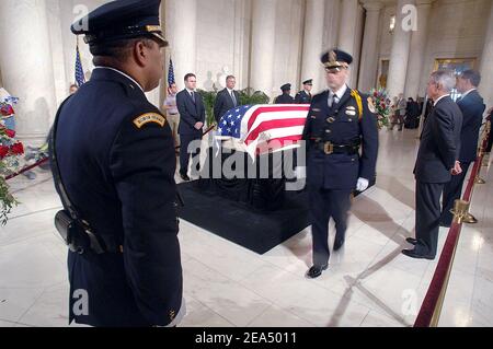 Le dossier avec les restes de Rehnquist, le 16e juge en chef de la nation est en repos à la Cour suprême le mercredi 7 2005 septembre à Washington DC.Rehnquist sera enterré le même jour dans le cimetière national d'Arlington. Photo par Olivier Douliery/ABACAPRESS.COM Banque D'Images