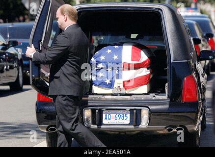 Le dossier avec les restes de Rehnquist, le 16e juge en chef de la nation est en repos à la Cour suprême le mercredi 7 2005 septembre à Washington DC.Rehnquist sera enterré le même jour dans le cimetière national d'Arlington. Photo par Olivier Douliery/ABACAPRESS.COM Banque D'Images