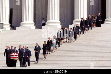 Le dossier avec les restes de Rehnquist, le 16e juge en chef de la nation est en repos à la Cour suprême le mercredi 7 2005 septembre à Washington DC.Rehnquist sera enterré le même jour dans le cimetière national d'Arlington. Photo par Olivier Douliery/ABACAPRESS.COM Banque D'Images