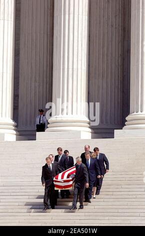 Le dossier avec les restes de Rehnquist, le 16e juge en chef de la nation est en repos à la Cour suprême le mercredi 7 2005 septembre à Washington DC.Rehnquist sera enterré le même jour dans le cimetière national d'Arlington. Photo par Olivier Douliery/ABACAPRESS.COM Banque D'Images