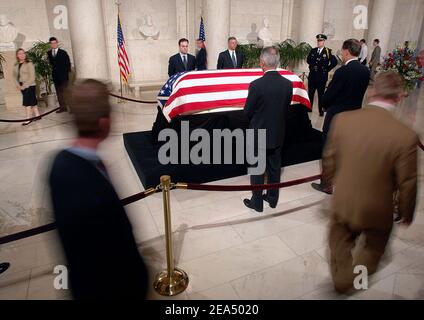 Le dossier avec les restes de Rehnquist, le 16e juge en chef de la nation est en repos à la Cour suprême le mercredi 7 2005 septembre à Washington DC.Rehnquist sera enterré le même jour dans le cimetière national d'Arlington. Photo par Olivier Douliery/ABACAPRESS.COM Banque D'Images