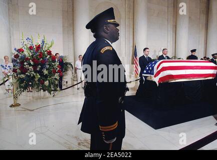 Le dossier avec les restes de Rehnquist, le 16e juge en chef de la nation est en repos à la Cour suprême le mercredi 7 2005 septembre à Washington DC.Rehnquist sera enterré le même jour dans le cimetière national d'Arlington. Photo par Olivier Douliery/ABACAPRESS.COM Banque D'Images