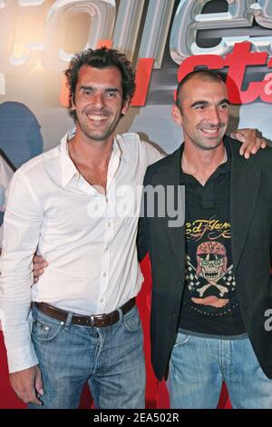 L'ancien joueur de tennis français Cedric Pioline (L) et le gardien de but du PSG Jerome Alonso posent lors de la fête de lancement de Seat Leon 'les Etoiles du Stade' au club l'Etoile à Paris, France, le 7 septembre 2005. Photo de Benoit Pinguet/ABACAPRESS.COM. Banque D'Images