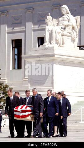 Le dossier avec les restes de Rehnquist, le 16e juge en chef de la nation est en repos à la Cour suprême le mercredi 7 2005 septembre à Washington DC.Rehnquist sera enterré le même jour dans le cimetière national d'Arlington. Photo par Olivier Douliery/ABACAPRESS.COM Banque D'Images