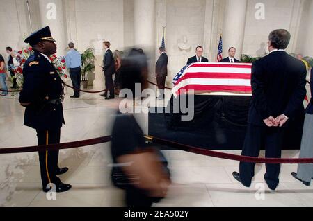 Le dossier avec les restes de Rehnquist, le 16e juge en chef de la nation est en repos à la Cour suprême le mercredi 7 2005 septembre à Washington DC.Rehnquist sera enterré le même jour dans le cimetière national d'Arlington. Photo par Olivier Douliery/ABACAPRESS.COM Banque D'Images