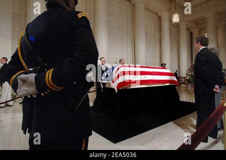 Le dossier avec les restes de Rehnquist, le 16e juge en chef de la nation est en repos à la Cour suprême le mercredi 7 2005 septembre à Washington DC.Rehnquist sera enterré le même jour dans le cimetière national d'Arlington. Photo par Olivier Douliery/ABACAPRESS.COM Banque D'Images