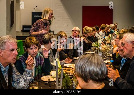 Art et cuisine. Délices culinaires comme association à une exposition d'art Banque D'Images