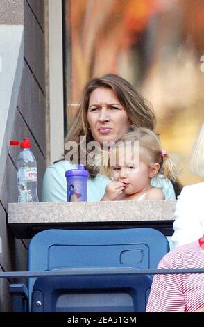 Steffi Graf et sa fille Jaz elle Agassi soutiennent Andre Agassi lors de la rencontre finale de ses hommes au tournoi de tennis américain Open 2005, qui s'est tenu au stade Arthur Ashe à Flushing Meadows, New York, le dimanche 11 septembre 2005. Photo de Nicolas Khayat/CAMELEON/ABACAPRESS.COM. Banque D'Images