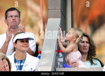 Steffi Graf et sa fille Jaz elle Agassi soutiennent Andre Agassi lors de la rencontre finale de ses hommes au tournoi de tennis américain Open 2005, qui s'est tenu au stade Arthur Ashe à Flushing Meadows, New York, le dimanche 11 septembre 2005. Photo de Nicolas Khayat/CAMELEON/ABACAPRESS.COM. Banque D'Images