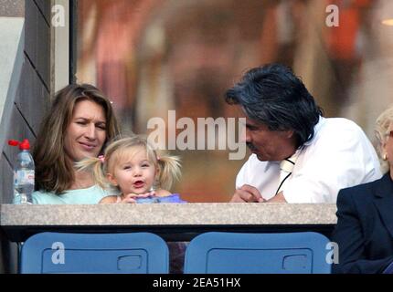 Steffi Graf et sa fille Jaz elle Agassi soutiennent Andre Agassi lors de la rencontre finale de ses hommes au tournoi de tennis américain Open 2005, qui s'est tenu au stade Arthur Ashe à Flushing Meadows, New York, le dimanche 11 septembre 2005. Photo de Nicolas Khayat/CAMELEON/ABACAPRESS.COM. Banque D'Images