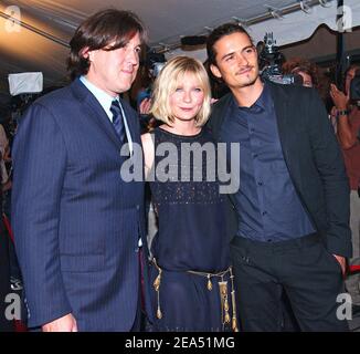 Cameron Crowe, Kirsten Dunst et Orlando Bloom arrivent à la première de « Elizabethtown » au Roy Thomson Hall, lors du Festival international du film de Toronto, à Toronto, au Canada, le 10 septembre 2005. Photo de Christine Chew/ABACAPRESS.COM Banque D'Images