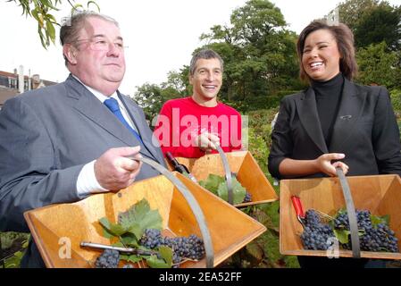 (G-D) le 18e maire du quartier parisien Daniel Vaillant, le présentateur de télévision Nagui et la chanteuse française Chimene Badi lors de la récolte traditionnelle de raisins de Montmartre à Paris, le 16 septembre 2005. Photo de Mehdi Taamallah/ABACAPRESS.COM Banque D'Images