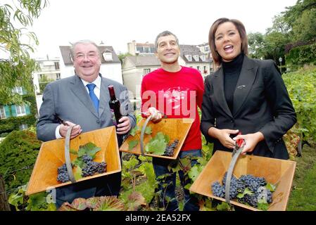 (G-D) le 18e maire du quartier parisien Daniel Vaillant, le présentateur de télévision Nagui et la chanteuse française Chimene Badi lors de la récolte traditionnelle de raisins de Montmartre à Paris, le 16 septembre 2005. Photo de Mehdi Taamallah/ABACAPRESS.COM Banque D'Images