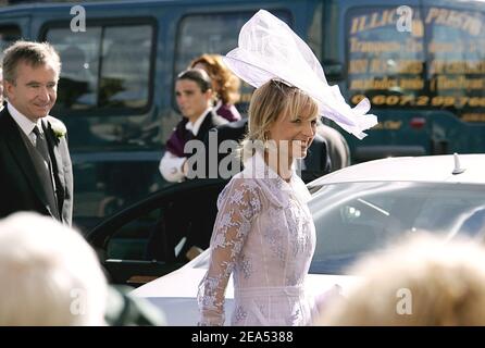 Mariage de Delphine Arnault et Alessandro Gancia à Bazas, dans le sud-ouest de la France, le 17 septembre 2005. Son père Bernard Arnault, C.E.O de LVMH Empire et sa femme Helene Mercier Arnault assistent au mariage. Photo par ABACAPRESS.COM. Banque D'Images