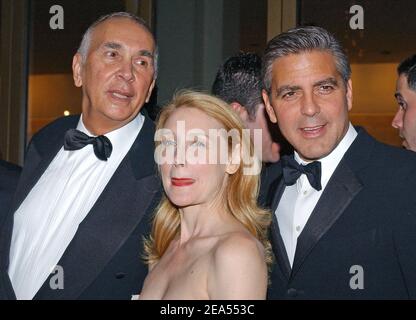 (de gauche à droite) Frank Langella, Patricia Clarkson et George Clooney arrivent pour la première projection de 'Good Night, and Good Luck' à la soirée d'ouverture du 43ème Festival annuel du film de New York qui s'est tenu au Lincoln Center à New York City, NY, USA, le 23 septembre 2005. Photo de Nicolas Khayat/ABACAPRESS.COM Banque D'Images