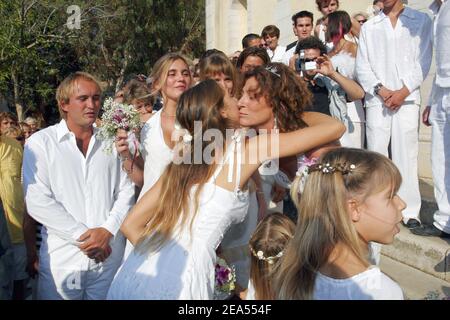 La yachteure française Florence Arthaud célèbre son mariage religieux avec Eric Charpentier dans la petite église de l'île de Porquerolles, dans le sud de la France, le 24 septembre 2005. Photo de Gerald Holubowicz/ABACAPRESS.COM Banque D'Images