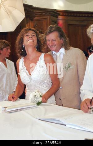 La yachteure française Florence Arthaud célèbre son mariage religieux avec Eric Charpentier dans la petite église de l'île de Porquerolles, dans le sud de la France, le 24 septembre 2005. Photo de Gerald Holubowicz/ABACAPRESS.COM Banque D'Images