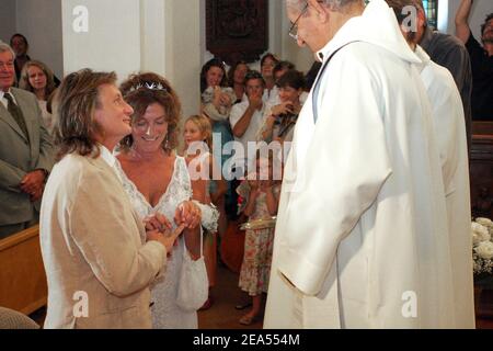 La yachteure française Florence Arthaud célèbre son mariage religieux avec Eric Charpentier dans la petite église de l'île de Porquerolles, dans le sud de la France, le 24 septembre 2005. Photo de Gerald Holubowicz/ABACAPRESS.COM Banque D'Images