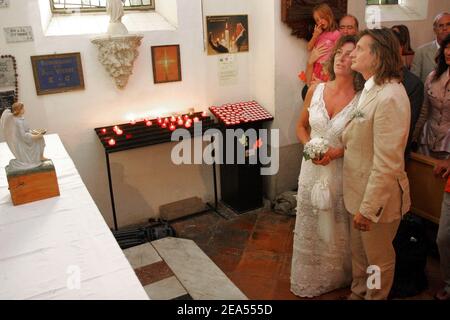 La yachteure française Florence Arthaud célèbre son mariage religieux avec Eric Charpentier dans la petite église de l'île de Porquerolles, dans le sud de la France, le 24 septembre 2005. Photo de Gerald Holubowicz/ABACAPRESS.COM Banque D'Images