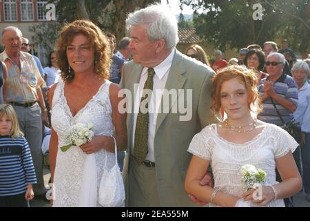 La yachteure française Florence Arthaud célèbre son mariage religieux avec Eric Charpentier dans la petite église de l'île de Porquerolles, dans le sud de la France, le 24 septembre 2005. Photo de Gerald Holubowicz/ABACAPRESS.COM Banque D'Images