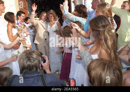 La yachteure française Florence Arthaud célèbre son mariage religieux avec Eric Charpentier dans la petite église de l'île de Porquerolles, dans le sud de la France, le 24 septembre 2005. Photo de Gerald Holubowicz/ABACAPRESS.COM Banque D'Images