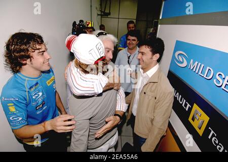 Fernando Alonso, pilote espagnol de Formule 1 de 24 ans, avec son père qui a remporté le titre de champion du monde à Interlagos, au Brésil, le 25 septembre 2005. Photo de Gromik-Nebinger/ABACAPRESS.COM Banque D'Images