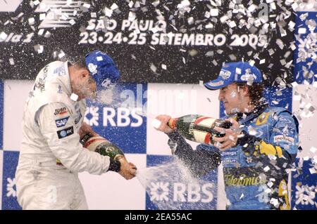 Fernando Alonso, pilote de Formule 1 espagnol de 24 ans, de Renault Team, a été couronné à Interlagos, au Brésil, le plus jeune champion du monde moins de 6 ans il a assisté à sa première course de Formule 1 le 25 septembre 2005. Photo de Gromik/Nebinger/ABACAPRESS.COM Banque D'Images