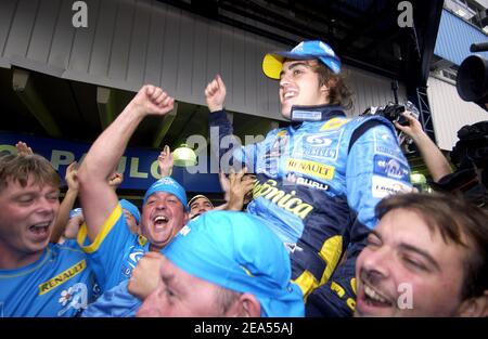 Fernando Alonso, pilote de Formule 1 espagnol de 24 ans, de Renault Team, a été couronné à Interlagos, au Brésil, le plus jeune champion du monde moins de 6 ans il a assisté à sa première course de Formule 1 le 25 septembre 2005. Photo de Gromik/Nebinger/ABACAPRESS.COM Banque D'Images