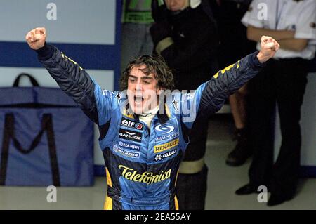 Fernando Alonso, pilote de Formule 1 espagnol de 24 ans, de Renault Team, a été couronné à Interlagos, au Brésil, le plus jeune champion du monde moins de 6 ans il a assisté à sa première course de Formule 1 le 25 septembre 2005. Photo de Gromik/Nebinger/ABACAPRESS.COM Banque D'Images