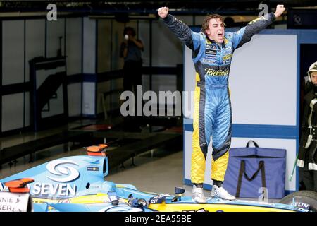 Fernando Alonso, pilote de Formule 1 espagnol de 24 ans, de Renault Team, a été couronné à Interlagos, au Brésil, le plus jeune champion du monde moins de 6 ans il a assisté à sa première course de Formule 1 le 25 septembre 2005. Photo de Nebinger-Gromik/ABACAPRESS.COM. Banque D'Images