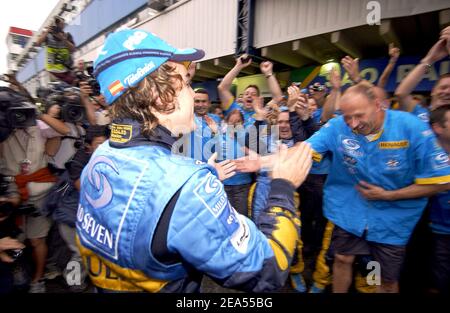 Fernando Alonso, pilote de Formule 1 espagnol de 24 ans, de Renault Team, a été couronné à Interlagos, au Brésil, le plus jeune champion du monde moins de 6 ans il a assisté à sa première course de Formule 1 le 25 septembre 2005. Photo de Gromik/Nebinger/ABACAPRESS.COM Banque D'Images