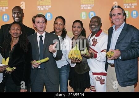 (de gauche à droite) Laura Fessel, Pascal Gentil, ministre français de l'outre-mer François Baroin, Christine Arron, Christine Kelly, Jacob Desvarieux de Kassav et Philippe Lavil font la promotion de la banane des Antilles françaises à Paris, en France, le 26 septembre 2005. Photo de Mousse/ABACAPRESS.COM Banque D'Images