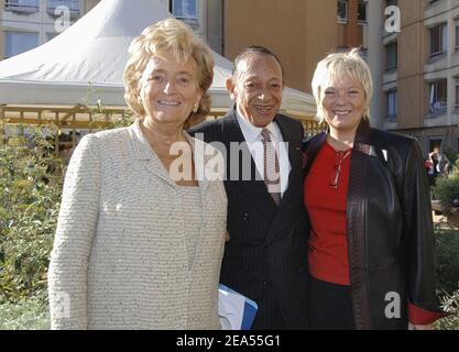 L'épouse du Président français Jacques Chirac, Bernadette Chirac, le chanteur Henri Salvador et sa femme Catherine visitent l'Hôpital Paul Brousse lors du lancement de la campagne « + de vie 2005 » en faveur des personnes âgées hospitalisées à Villejuif, près de Paris, le 27 septembre 2005. Photo de Giancarlo Gorassini/ABACAPRESS.COM Banque D'Images