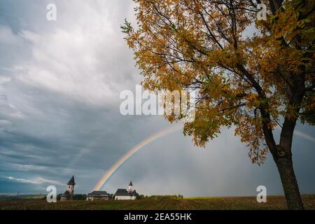 Un arc-en-ciel apparu après une courte pluie Banque D'Images