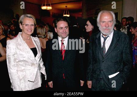 (l à r) la ministre de la Défense, Michele Alliot-Marie, la ministre française de la Santé et de la solidarité, Xavier Bertrand, Né en Grèce, le chanteur Georges Moustaki participe à un événement caritatif le 'Gala de l'espoir' organisé par 'le comite de Paris de la ligue contre le cancer' à l'aide de la recherche organisée au Théâtre des champs-Elysées à Paris, en France, le 28 septembre 2005. Photo de Benoit Pinguet/ABACAPRESS.COM Banque D'Images