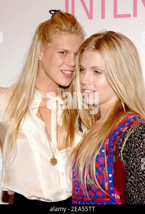 Les filles de Theodora (à droite) et Alexandra (à gauche) Richards, Keith Richards, arrivent à la fête ''Intermix Rocks Soho'' pour célébrer l'ouverture du magasin phare d'Intermix à New York, le mercredi 28 septembre 2005. Photo de Nicolas Khayat/ABACAPRESS.COM' Banque D'Images