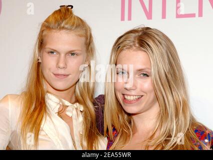 Les filles de Theodora (à droite) et Alexandra (à gauche) Richards, Keith Richards, arrivent à la fête ''Intermix Rocks Soho'' pour célébrer l'ouverture du magasin phare d'Intermix à New York, le mercredi 28 septembre 2005. Photo de Nicolas Khayat/ABACAPRESS.COM' Banque D'Images