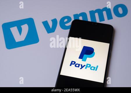 Logo de la société PayPal visible sur l'écran du smartphone et logo de l'application de paiement Venmo sur fond flou. Concept. Stafford, Royaume-Uni - février 3 Banque D'Images