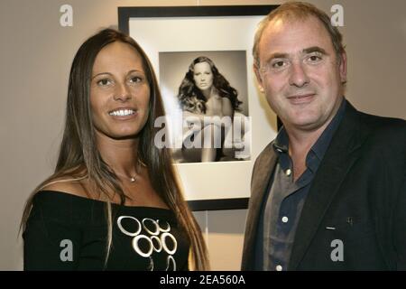 L'ancienne Miss France Nathalie Marquay et la présentatrice de télévision Philippe Risoli posent à la présentation du nouveau calendrier Andros 2006 réalisé par Studio Harcourt au profit de l'association 'Revue-Douze egeries pour douze Mois', à Paris, en France, le 29 septembre 2005. Photo de Thierry Orban/ABACAPRESS.COM Banque D'Images