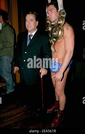 L'auteur français Paul-Loup Sulitzer assiste à la première musicale « le Roi Soleil » après la fête au club « l'Etoile » à Paris, en France, le 29 septembre 2005. Photo de Benoit Pinguet/ABACAPRESS.COM Banque D'Images