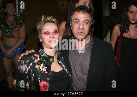 Le producteur français Albert Cohen (co-producteur du Roi Soleil) assiste à la première musicale « le Roi Soleil » après la fête au club « l'Etoile » de Paris, en France, le 29 septembre 2005. Photo de Benoit Pinguet/ABACAPRESS.COM Banque D'Images