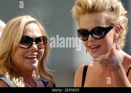 Charlize Theron est honorée de la 2291e étoile du Hollywood Walk of Fame devant le Kodak Theatre, à côté de Nicole Kidman et Steven Spielberg à Los Angeles le 29 septembre 2005. Photo de Lionel Hahn/ABACAPRESS.COM Banque D'Images