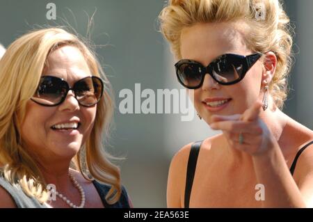 Charlize Theron est honorée de la 2291e étoile du Hollywood Walk of Fame devant le Kodak Theatre, à côté de Nicole Kidman et Steven Spielberg à Los Angeles le 29 septembre 2005. Photo de Lionel Hahn/ABACAPRESS.COM Banque D'Images