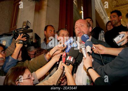 Jean Paul Israel, dirigeant du syndicat CGT de la SNCM, quitte la rencontre avec le ministre français des Transports Dominique Perben et M. Butler et Richard à Marseille, France, le 29 septembre 2005. Photo de Gerald Holubowicz/ABACAPRESS.COM Banque D'Images